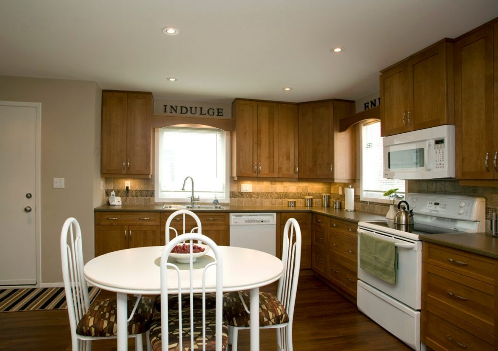 St. Vital Greenford Kitchen Renovation - All Canadian Renovations Ltd. - Kitchen and Bathroom Renovations - Winnipeg - Manitoba